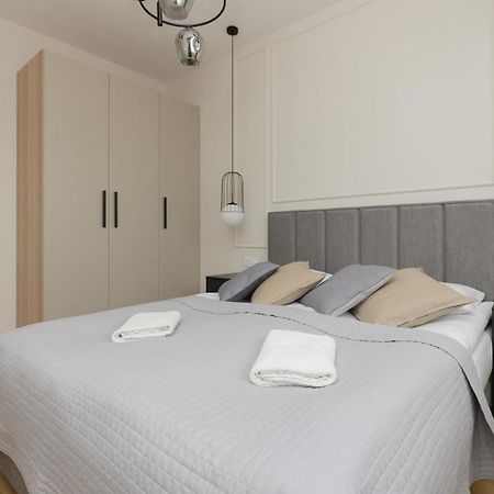 Wola Spacious Flat With Air Conditioning & Balcony By Noclegi Renters Varsavia Esterno foto