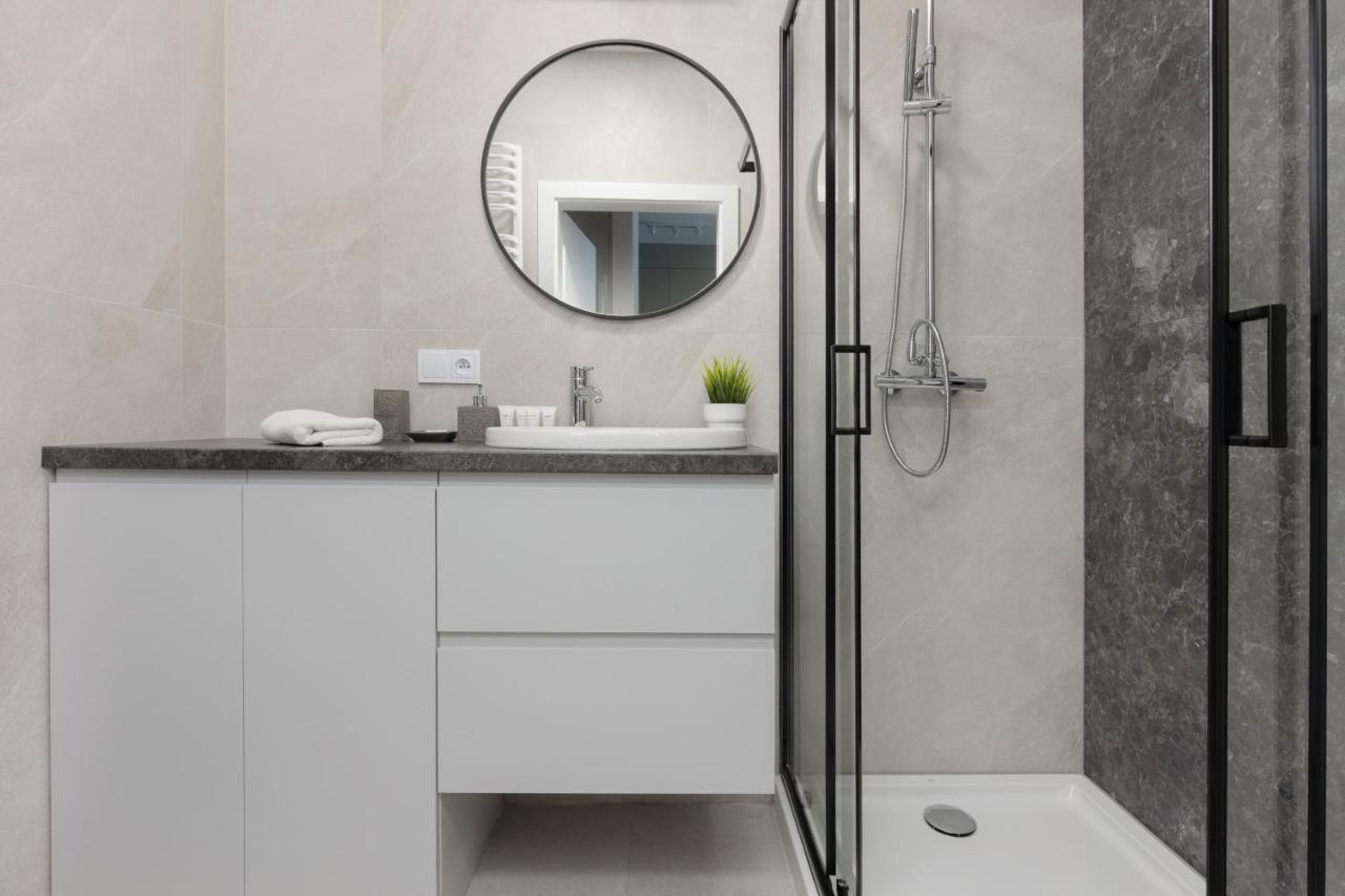 Wola Spacious Flat With Air Conditioning & Balcony By Noclegi Renters Varsavia Esterno foto