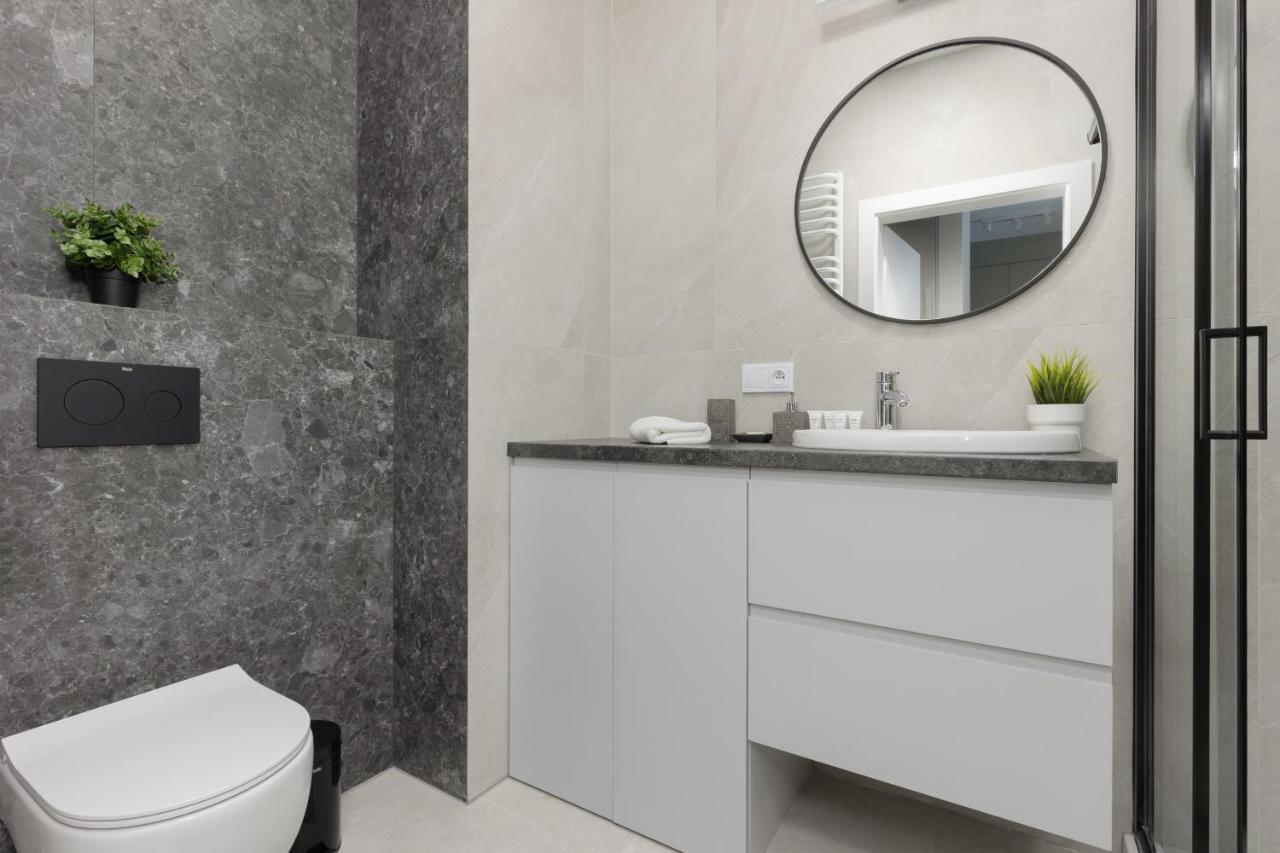 Wola Spacious Flat With Air Conditioning & Balcony By Noclegi Renters Varsavia Esterno foto